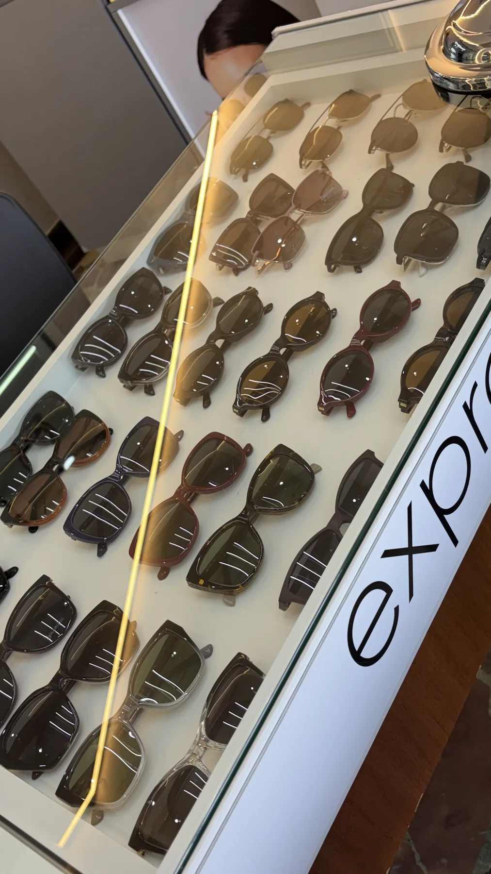 Expositor com modelos de óculos de sol